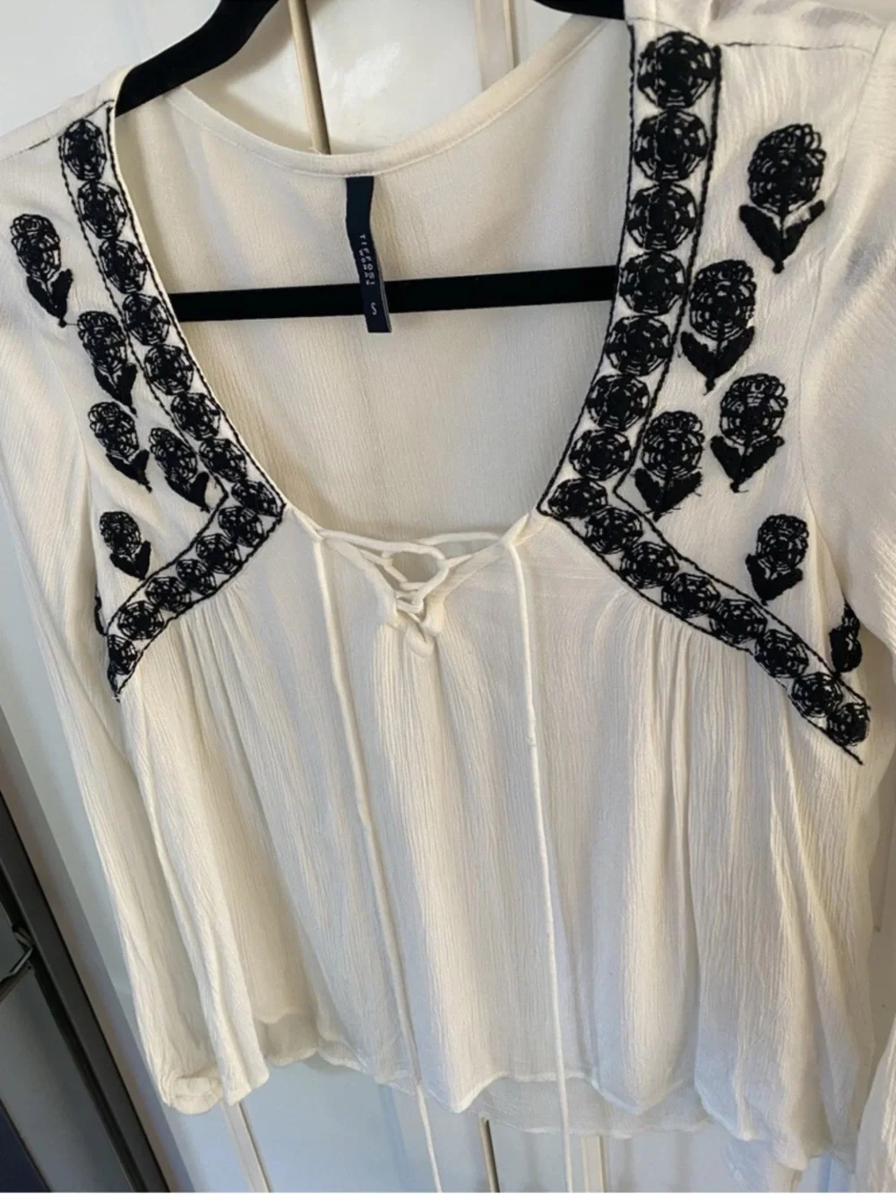 Tiffosi Women's Ivory Peasant Boho Blouse Top with Black Embroidery Women’s Sz S - Picture 8 of 16